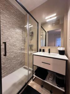 Koupelna v ubytování Chambre d hôte village aéronautique Biscarrosse