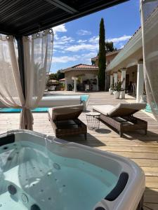 Bazén v ubytování Chambre d hôte village aéronautique Biscarrosse nebo v jeho okolí + 17 fotografií