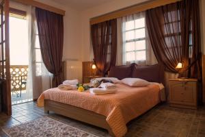 A bed or beds in a room at La Petri Studios with Fireplace & View