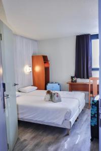 Postel nebo postele na pokoji v ubytování Brit Hotel Chambery