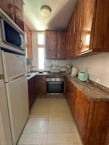 O bucătărie sau chicinetă la Las palmeras Beach +7 fotografii