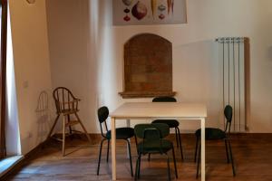 una mesa y sillas en una habitación en Sleeping in Orte Apartments, en Orte