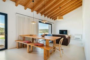 Un comedor con una mesa y un sofá. en Monte Muro Country House, en Monsaraz