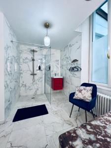 Koupelna v ubytování LA SUITE de NOTRE DAME au pied du CHATEAU FORT + 37 fotografií