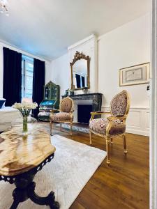 Posezení v ubytování LA SUITE de NOTRE DAME au pied du CHATEAU FORT