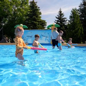 een groep kinderen die spelen in een zwembad bij Domy Morskie Dog Friendly in Jantar +129 foto's