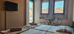 奥赫里德House Kostoski的一间卧室设有一张带平面电视的床。