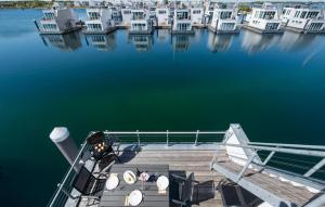 Φυσικό τοπίο κοντά σε αυτό το πλωτό κατάλυμα +14 φωτογραφίες