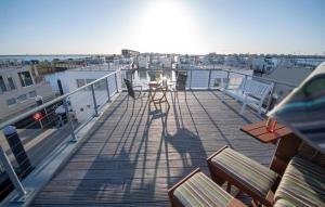 un balcon avec des chaises et une table sur un toit dans l'établissement Awesome Ship In Olpenitz With Sauna, à Olpenitz