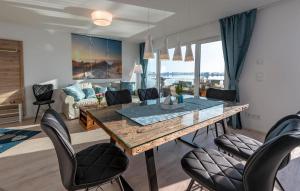 een eetkamer met een tafel en stoelen bij Annas Heimat Am Meer in Olpenitz