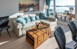een woonkamer met een bank en een salontafel bij Annas Heimat Am Meer in Olpenitz +14 foto's