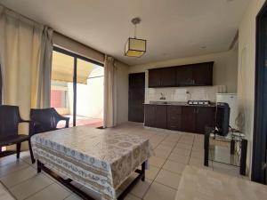 a living room with a table and a kitchen at Appartement Vacances Nador in Nador