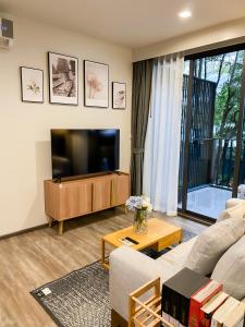 TV a/nebo společenská místnost v ubytování The Deck condominium Patong beach