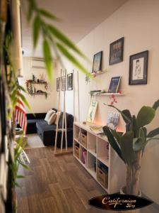 Η βιβλιοθήκη του διαμερίσματος