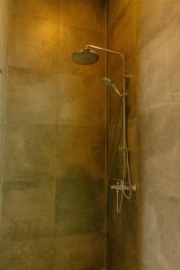 ein Badezimmer mit Dusche mit Glastür in der Unterkunft Heritage Sunset Retreat Zanzibar in Mchangani + 29 Fotos