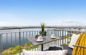 einen Balkon mit einem Tisch und Blick auf das Wasser in der Unterkunft Hafenjuwel in Olpenitz