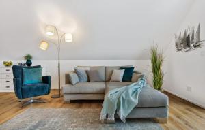 ein Wohnzimmer mit einer Couch und einem Sessel in der Unterkunft Hafenjuwel in Olpenitz