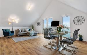 ein Wohnzimmer mit Tisch und Stühlen und einer Couch in der Unterkunft Hafenjuwel in Olpenitz