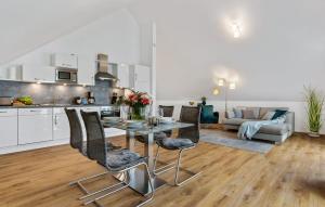 eine Küche und ein Wohnzimmer mit Tisch und Stühlen in der Unterkunft Hafenjuwel in Olpenitz + 17 Fotos
