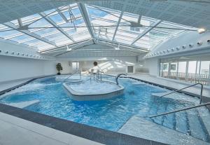 Bazén v ubytování Miramar La Cigale Hotel Thalasso & Spa nebo v jeho okolí
