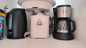 a blender and a coffee maker on a counter at La casita de Taty in Majanicho