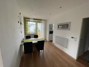 a kitchen and dining room with a table and chairs at RR-Rooms Ferienwohnung in Judenburg