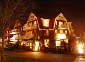 ein großes Haus in der Nacht mit Lichtern in der Unterkunft Spiekerooger Leidenschaft in Spiekeroog