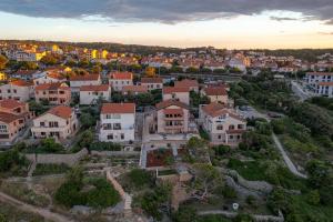Nespecifikovaný výhled na destinaci Mali Lošinj nebo výhled na město při pohledu z apartmánu