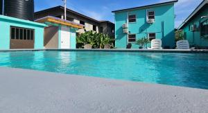 una piscina davanti a una casa di Comfi Spaces a Canaan