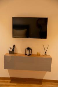 TV a/nebo společenská místnost v ubytování Harmony Studio Suite