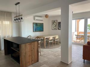 TV a/nebo společenská místnost v ubytování Sea Sage Suites