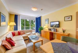 un soggiorno con un divano e una TV di "Am Schloonsee" Haus C a Heringsdorf