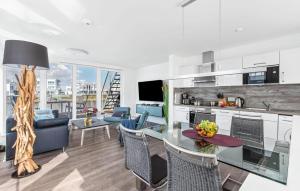 een keuken en woonkamer met een tafel en stoelen bij Sunseeker in Olpenitz