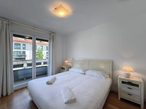 En eller flere senge i et værelse på Villa Orio I Local Rentss