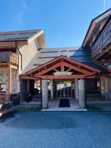 a large building with a wooden roof at Studio 2 personnes avec Terrasse Literie-Serviettes-Ménage Fin de Séjour INCLUS in Bolquere Pyrenees 2000
