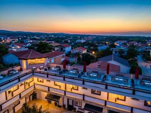 Východ nebo západ slunce při pohledu z bed and breakfast nebo okolí