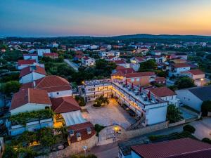 Východ nebo západ slunce při pohledu z bed and breakfast nebo okolí