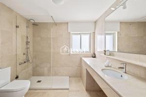 Un baño con inodoro, lavabo y ducha. en Penthouse Paradise - Sotogrande, en Sotogrande 28 fotos más