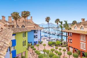 Una vista de un puerto en una ciudad con casas de colores. en Penthouse Paradise - Sotogrande, en Sotogrande