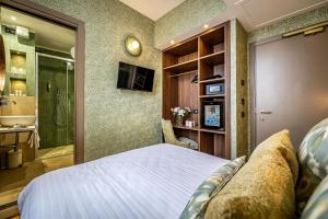a bedroom with a bed and a bathroom with a shower at Hotel Duomo Firenze in Florence