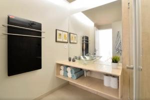 ein Badezimmer mit Waschbecken und Spiegel in der Unterkunft Studios Baixa Downtown Porto in Porto