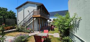 a building with a balcony with a table and chairs at Vilele Brise de Mer in 2 Mai