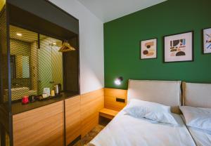 Postel nebo postele na pokoji v ubytování B1 Downtown Hotel
