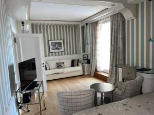 Телевизор и/или развлекательный центр в Cala del Porto Punta Ala - Preferred Hotels