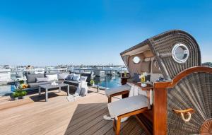 een terras met meubilair en uitzicht op het water bij Beluga in Olpenitz