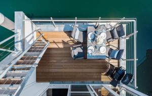 een luchtzicht op het dek van een boot bij Beluga in Olpenitz