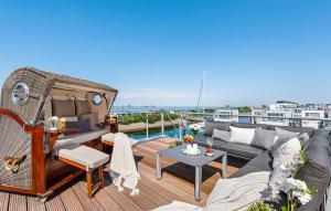 een dek op een jacht met een bank en een tafel bij Beluga in Olpenitz