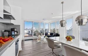 een keuken en woonkamer met een tafel en stoelen bij Beluga in Olpenitz