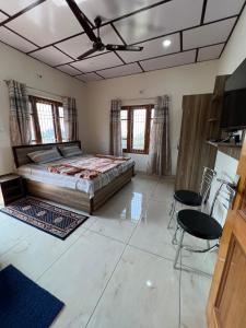 Postel nebo postele na pokoji v ubytování Riverside Villa Dharamsala