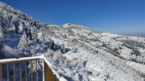 Nespecifikovaný výhled na hory nebo výhled na hory při pohledu z hotelu